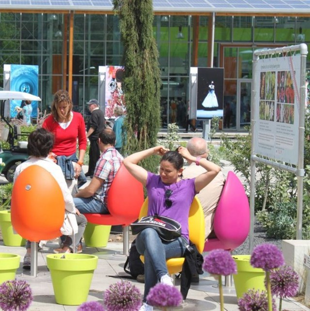 Những chiếc ghế hoa tulip mọc lên khắp nơi trên đường phố Hà Lan: Vừa bền, vừa đẹp lại đa năng - Ảnh 2.