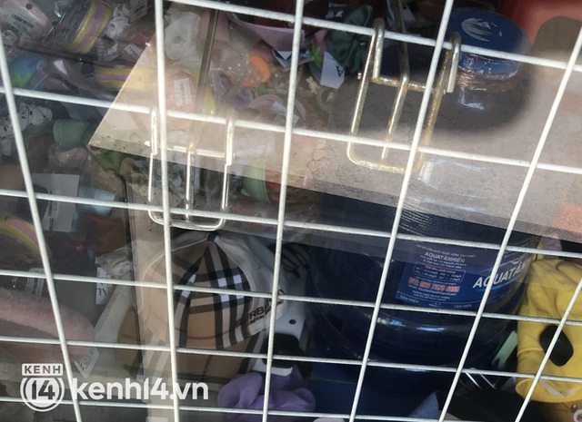 Vụ chủ shop Mai Hường hành hạ nữ sinh trộm váy: Hàng tấn quần áo tại shop bị thu giữ, chỉ còn lại hàng made in Việt Nam - Ảnh 3.