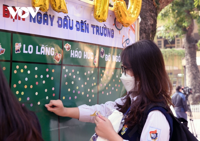  Hàng ngàn học sinh lớp 12 của Hà Nội đi học trực tiếp sau nhiều tháng nghỉ dịch  - Ảnh 5.