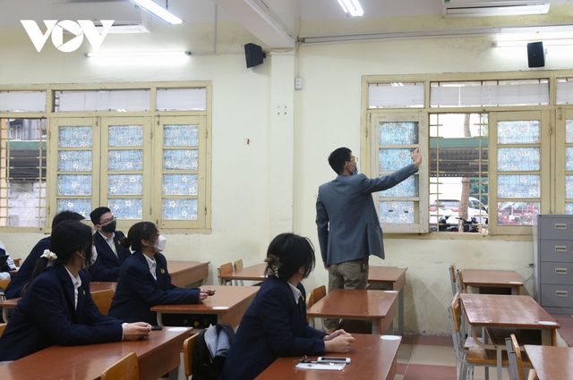  Hàng ngàn học sinh lớp 12 của Hà Nội đi học trực tiếp sau nhiều tháng nghỉ dịch  - Ảnh 6.