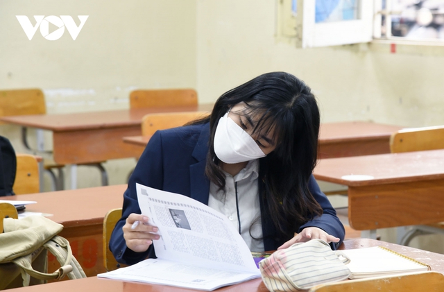  Hàng ngàn học sinh lớp 12 của Hà Nội đi học trực tiếp sau nhiều tháng nghỉ dịch  - Ảnh 8.