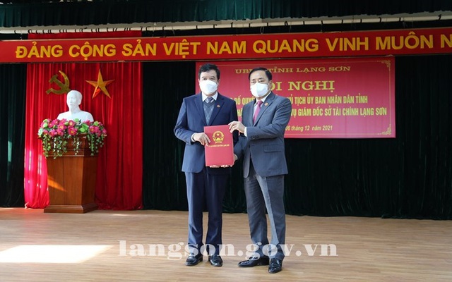 Chủ tịch UBND tỉnh trao Quyết định cho đồng chí Nguyễn Quốc Toàn. Ảnh Thùy Linh: Cổng TTĐT Lạng Sơn