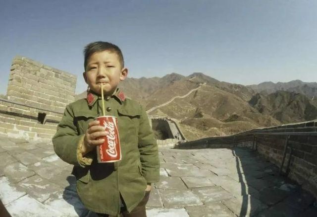 Cậu bé Trung Quốc đầu tiên được uống Coca từng bất đắc dĩ nổi đình đám ở nước ngoài giờ có cuộc sống ra sao? - Ảnh 1.