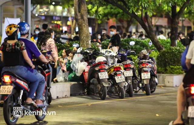 Vui thôi đừng vui quá: Phố đi bộ Nguyễn Huệ bỗng thành chợ đêm nhếch nhác, xe máy để tràn lan chắn lối đi - Ảnh 13.