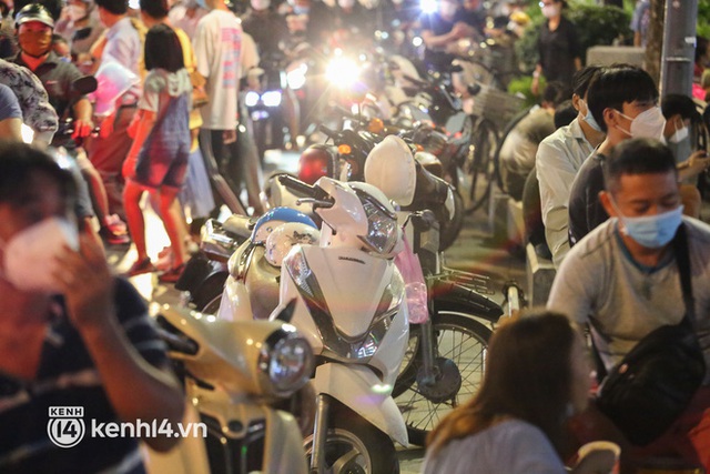 Vui thôi đừng vui quá: Phố đi bộ Nguyễn Huệ bỗng thành chợ đêm nhếch nhác, xe máy để tràn lan chắn lối đi - Ảnh 14.