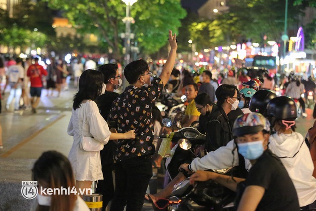 Vui thôi đừng vui quá: Phố đi bộ Nguyễn Huệ bỗng thành chợ đêm nhếch nhác, xe máy để tràn lan chắn lối đi - Ảnh 15.