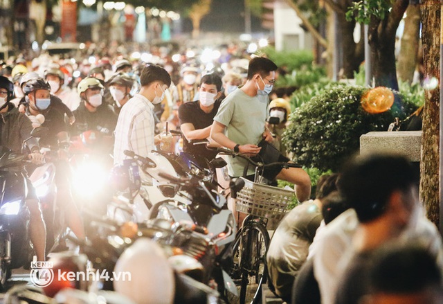 Vui thôi đừng vui quá: Phố đi bộ Nguyễn Huệ bỗng thành chợ đêm nhếch nhác, xe máy để tràn lan chắn lối đi - Ảnh 16.