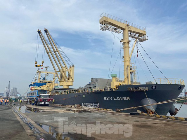  Cận cảnh bốc dỡ hai đoàn tàu Metro số 1 vừa cập cảng Khánh Hội  - Ảnh 3.
