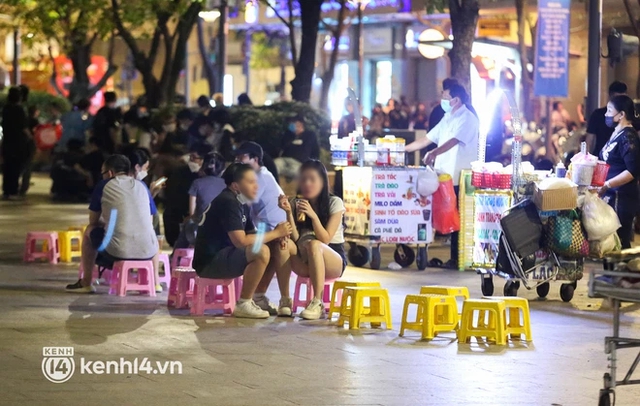 Vui thôi đừng vui quá: Phố đi bộ Nguyễn Huệ bỗng thành chợ đêm nhếch nhác, xe máy để tràn lan chắn lối đi - Ảnh 4.