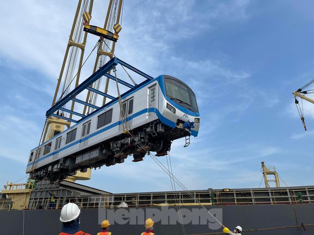 Cận cảnh bốc dỡ hai đoàn tàu Metro số 1 vừa cập cảng Khánh Hội  - Ảnh 5.