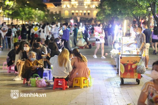Vui thôi đừng vui quá: Phố đi bộ Nguyễn Huệ bỗng thành chợ đêm nhếch nhác, xe máy để tràn lan chắn lối đi - Ảnh 6.