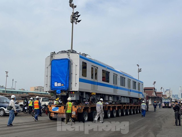  Cận cảnh bốc dỡ hai đoàn tàu Metro số 1 vừa cập cảng Khánh Hội  - Ảnh 7.
