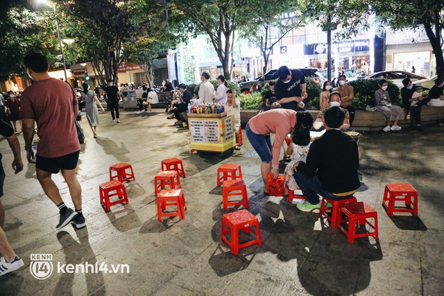 Vui thôi đừng vui quá: Phố đi bộ Nguyễn Huệ bỗng thành chợ đêm nhếch nhác, xe máy để tràn lan chắn lối đi - Ảnh 10.