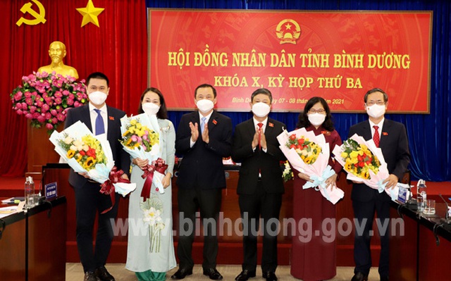 Ông Nguyễn Văn Dành (bìa phải) vừa được bầu làm Phó Chủ tịch UBND tỉnh Bình Dương. Ảnh: binhduong.gov.vn