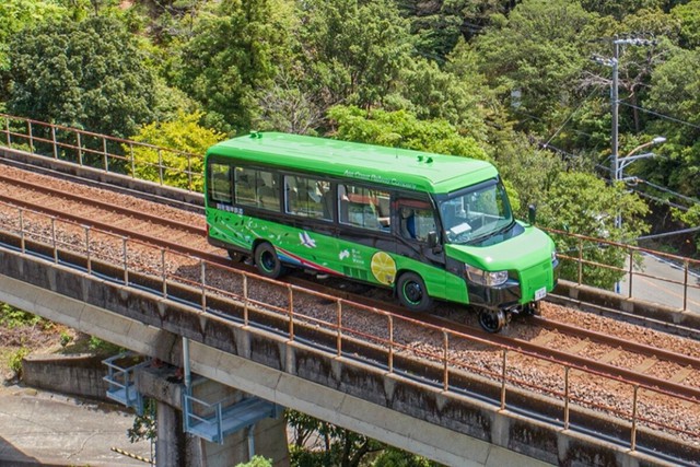Xe buýt đi được cả trên đường bộ lẫn đường sắt đầu tiên trên thế giới sắp được đưa vào sử dụng ở Nhật Bản - Ảnh 1.
