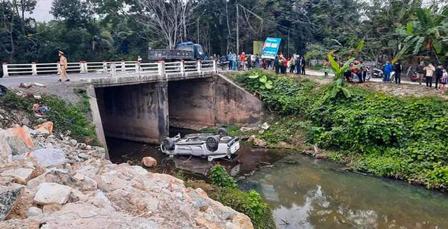  Nóng: Xe bán tải mất lái lao xuống mương nước sâu khiến 4 người nguy kịch  - Ảnh 1.