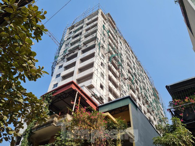 Cận cảnh cao ốc 16 tầng bỏ hoang, tử thần treo trên đầu dân nhiều năm ở Hà Nội - Ảnh 7.