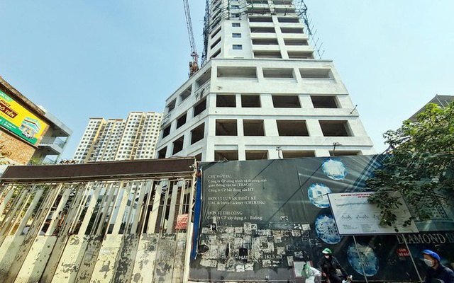 Cận cảnh cao ốc 16 tầng bỏ hoang, 'tử thần' treo trên đầu dân nhiều năm ở Hà Nội