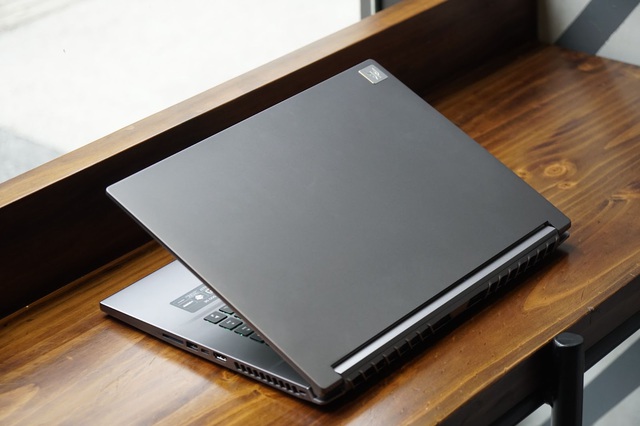 Mẫu laptop có kiểu dạng tối giản như MacBook, sở hữu nhiều tính năng xịn sò cho game thủ - Ảnh 1.