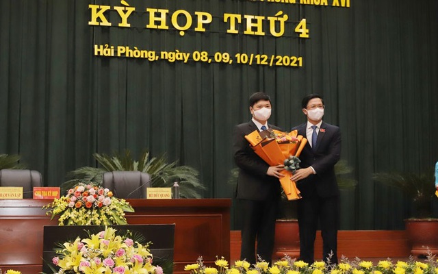 Chủ tịch HĐND TP Hải Phòng Phạm Văn Lập (phải) tặng hoa chúc mừng ông Hoàng Minh Cường, tân Phó chủ tịch UBND TP. Ảnh: Haiphong.vn