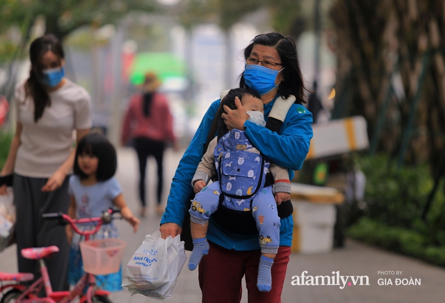 Cha mẹ vắt chân lên cổ vì con được nghỉ Tết sớm phòng dịch: Người tất tưởi gửi con về quê để đi cày, người cương quyết ở hết dịch mới về! - Ảnh 2.