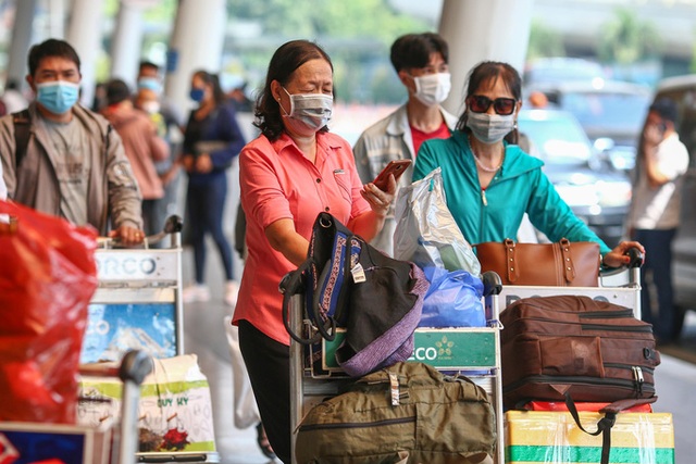 Cận cảnh sân bay Tân Sơn Nhất ngày 20 tháng Chạp - Ảnh 3.