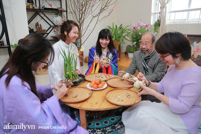 Người phụ nữ biến củ trông như hành tây trở thành cánh hoa “chén vàng đĩa bạc” - thú chơi hoa cực tao nhã ngày Tết của người Hà Nội mà gần như sắp thất truyền - Ảnh 1.