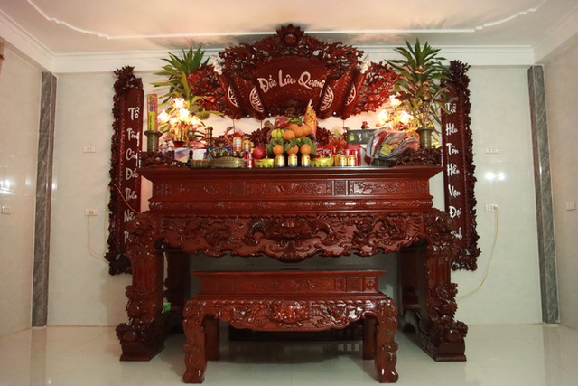 Choáng với ngôi nhà dùng toàn gỗ hương quý hiếm, riêng bộ bàn ghế gỗ Rồng Khay Tứ Linh tốn 800 triệu - Ảnh 11.
