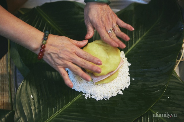 Có những gia đình Hà Nội nửa thế kỷ tự tay gói bánh chưng như nghệ sĩ Hương Bông, không phải bởi tiết kiệm mà vì lý do “bí mật” này - Ảnh 13.