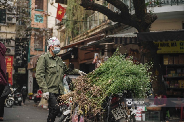 Khung cảnh những khu chợ Tết lớn nhất tại Hà Nội: Vắng vẻ hơn mọi năm nhưng không khí đón năm mới vẫn tràn đầy! - Ảnh 16.