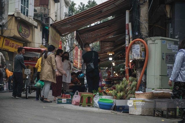 Khung cảnh những khu chợ Tết lớn nhất tại Hà Nội: Vắng vẻ hơn mọi năm nhưng không khí đón năm mới vẫn tràn đầy! - Ảnh 20.