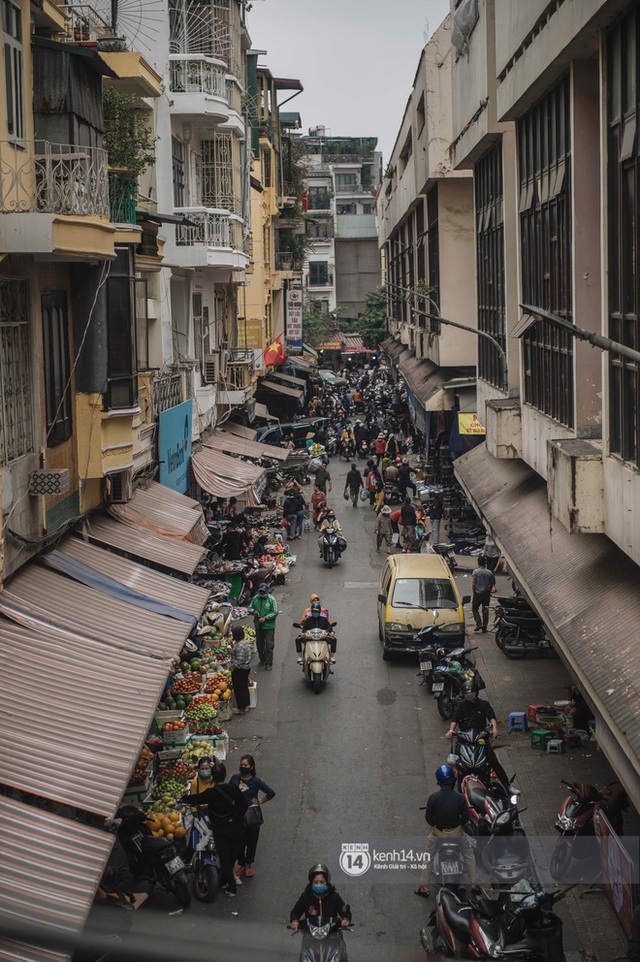 Khung cảnh những khu chợ Tết lớn nhất tại Hà Nội: Vắng vẻ hơn mọi năm nhưng không khí đón năm mới vẫn tràn đầy! - Ảnh 25.