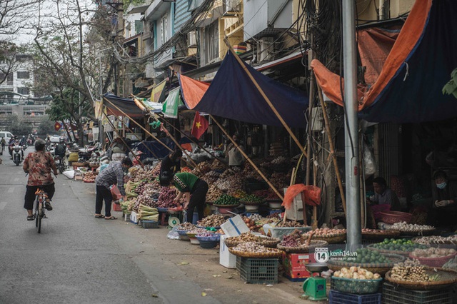 Khung cảnh những khu chợ Tết lớn nhất tại Hà Nội: Vắng vẻ hơn mọi năm nhưng không khí đón năm mới vẫn tràn đầy! - Ảnh 27.