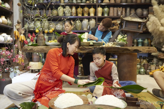 Có những gia đình Hà Nội nửa thế kỷ tự tay gói bánh chưng như nghệ sĩ Hương Bông, không phải bởi tiết kiệm mà vì lý do “bí mật” này - Ảnh 26.