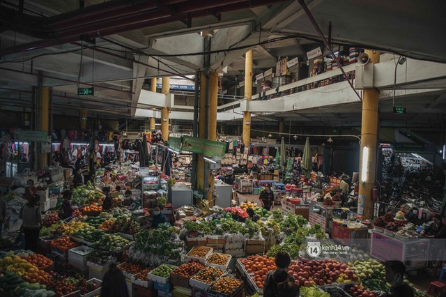 Khung cảnh những khu chợ Tết lớn nhất tại Hà Nội: Vắng vẻ hơn mọi năm nhưng không khí đón năm mới vẫn tràn đầy! - Ảnh 31.