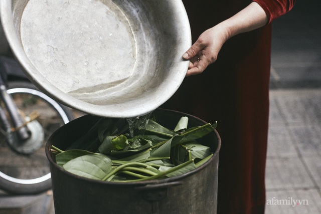 Có những gia đình Hà Nội nửa thế kỷ tự tay gói bánh chưng như nghệ sĩ Hương Bông, không phải bởi tiết kiệm mà vì lý do “bí mật” này - Ảnh 30.