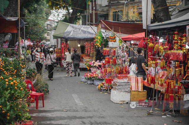 Khung cảnh những khu chợ Tết lớn nhất tại Hà Nội: Vắng vẻ hơn mọi năm nhưng không khí đón năm mới vẫn tràn đầy! - Ảnh 7.