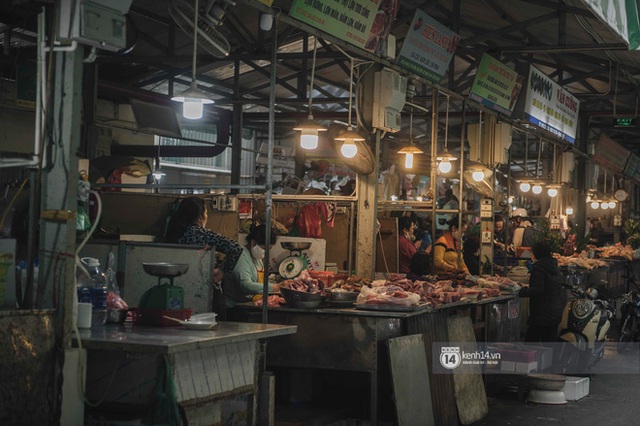 Khung cảnh những khu chợ Tết lớn nhất tại Hà Nội: Vắng vẻ hơn mọi năm nhưng không khí đón năm mới vẫn tràn đầy! - Ảnh 34.