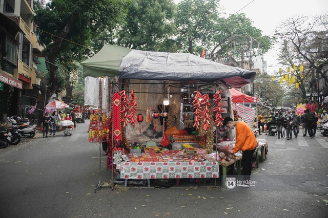 Khung cảnh những khu chợ Tết lớn nhất tại Hà Nội: Vắng vẻ hơn mọi năm nhưng không khí đón năm mới vẫn tràn đầy! - Ảnh 8.
