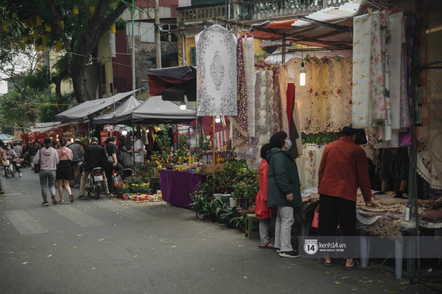 Khung cảnh những khu chợ Tết lớn nhất tại Hà Nội: Vắng vẻ hơn mọi năm nhưng không khí đón năm mới vẫn tràn đầy! - Ảnh 9.