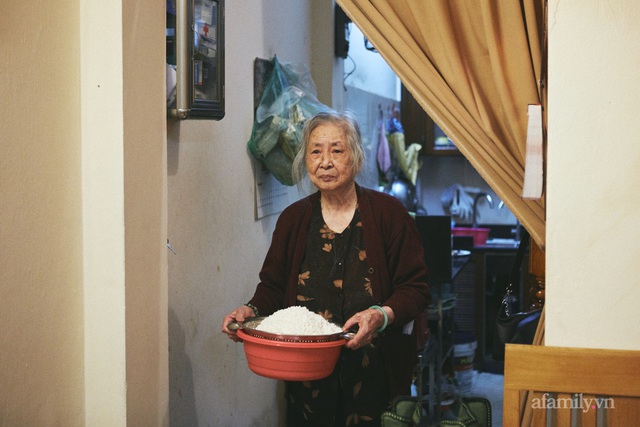 Có những gia đình Hà Nội nửa thế kỷ tự tay gói bánh chưng như nghệ sĩ Hương Bông, không phải bởi tiết kiệm mà vì lý do “bí mật” này - Ảnh 7.
