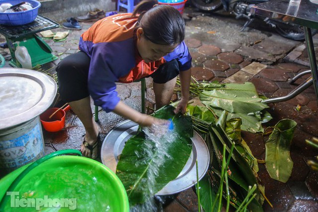 Người dân Thủ đô thức xuyên đêm canh nồi bánh chưng trên vỉa hè - Ảnh 7.