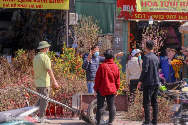 Nắng lên, tiểu thương ôm đào quất ngóng người mua - Ảnh 9.