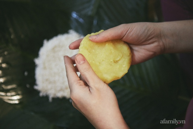 Có những gia đình Hà Nội nửa thế kỷ tự tay gói bánh chưng như nghệ sĩ Hương Bông, không phải bởi tiết kiệm mà vì lý do “bí mật” này - Ảnh 11.