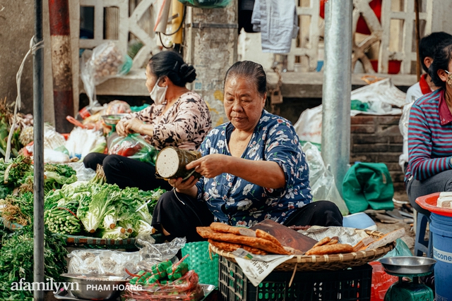 Ngày cuối năm bình yên trong ngõ chợ Thanh Hà - ngôi chợ lâu đời nhất phố cổ được giới nhà giàu chuộng mua vì toàn đồ chất lượng tươi ngon - Ảnh 15.