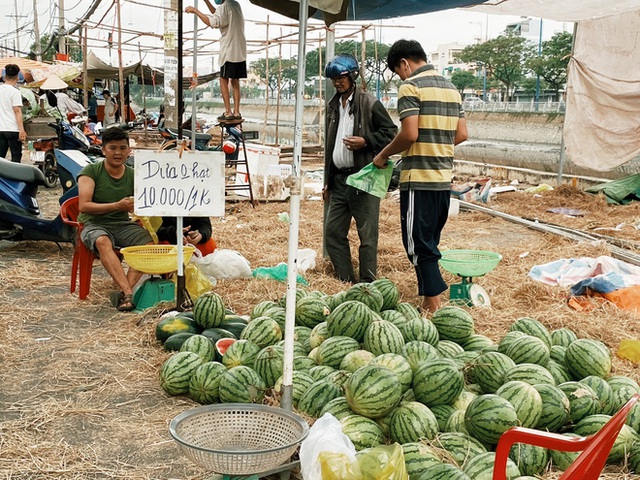 Sài Gòn chiều 30 Tết trái cây xổ đầy đường nhiều hơn cả hoa, người bán buồn thiu than vãn: Rẻ như cho mà không ai mua con ơi! - Ảnh 3.