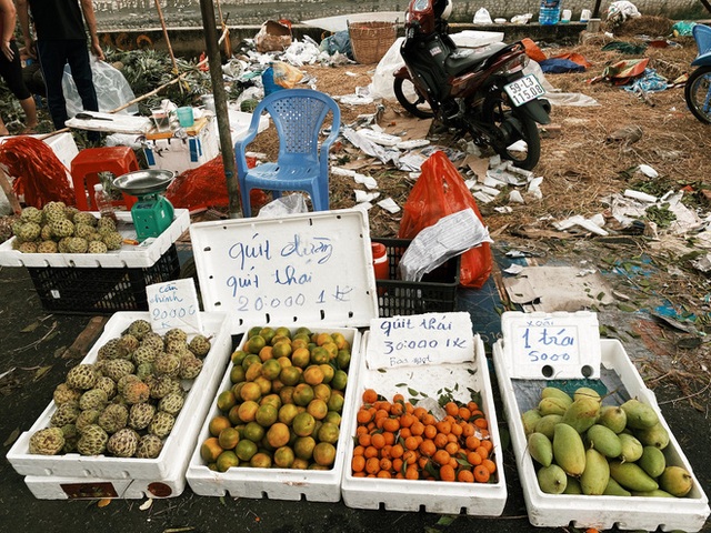 Sài Gòn chiều 30 Tết trái cây xổ đầy đường nhiều hơn cả hoa, người bán buồn thiu than vãn: Rẻ như cho mà không ai mua con ơi! - Ảnh 6.