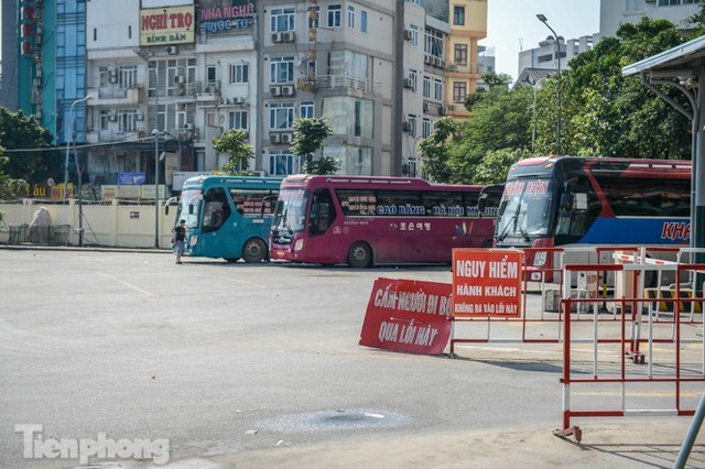 Bến xe Hà Nội khác lạ chiều 30 Tết - Ảnh 8.