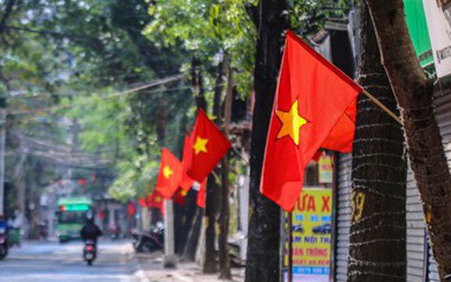 Phố phường Hà Nội rực rỡ cờ đỏ sao vàng ngày 30 Tết