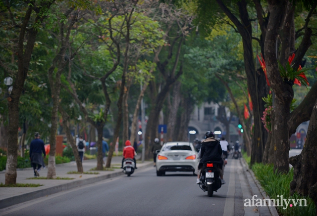 Hà Nội sáng mùng 1 Tết: Đường đông hơn mọi năm nhưng vẫn thênh thang yên bình đến lạ, người dân thong thả đạp xe, đi lễ đền Ngọc Sơn - Ảnh 12.